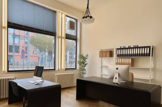 Deze unieke kantoorruimte van ca 100 m² is gelegen op het gelijkvloers aan de linkse zijde van het gebouw, een uitstekende locatie aan de...