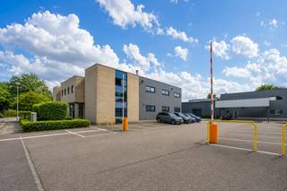 Op een toplocatie langs de E34 Eindhoven–Antwerpen bieden wij deze instapklare industriehal van 323 m² aan, gelegen op een modern...