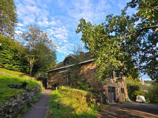 Prachtige woning met vakantiewoning en mogelijkheden voor praktijkruimte, .... en voor 1 bouwgrond op een perceel van 35 are 86.Je komt de woning...
