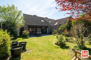 IN OPTIE!! De woning bevat op het gelijkvloers een inkomhal met gastentoilet, een ruime, lichtrijke leefruimte en een geïnstalleerde keuken...