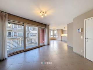 Instapklaar appartement (°2010) met ZUIDWEST-gericht terras op wandelafstand van de hoofdstraat (Kerkstraat) en de Zeedijk in een rustige residentie met slechts 3 appartementen te Wenduine!<br /><br /><strong>INDELING:<br /><u><em>Eerste verdieping:</em></u></strong><br />Inkom - lichtrijke living - ingerichte open leefkeuken (O.a. met gasfornuis, dampkap, dubbele spoelbak, combi-oven frigo én vaatwasmachine) - koele berging (met alle voorzieningen voor wasmachine en droger) - hal met vestiaire - afzonderlijk gastentoilet (met lavabo) - badkamer 1 (O.a. met dubbel lavabomeubel en ligbad met geïntegreerde douche) - slaapkamer 1 - slaapkamer 2 - slaapkamer 3 met badkamer 2 (O.a. met lavabomeubel, hangtoilet en ruime douche) - RUIM ZUIDWEST-gericht terras met uitzicht over de rustige straat.<br /><br /><u><strong>Opmerkingen:</strong></u><br />- ENERGIEZUINIG appartement: Epc = 168 kWh/m2.<br />- Elektriciteit volledig GOEDgekeurd!<br />- LIFT aanwezig.<br />- Videofonie aanwezig.<br />- Overal DUBBELE beglazing (PVC).<br />- Gemeenschappelijke fietsenberging aanwezig.<br />- Alle GORDIJNEN blijven hangen.<br /><br />Interessant appartement op wandelafstand van alle winkels, het openbaar vervoer en het strand! Geschikt als hoofdverblijf én als tweede verblijf! Aarzel zeker niet om ons te contacteren voor een bezoek ter plaatse: 050/70.01.02 - info@centro.be.