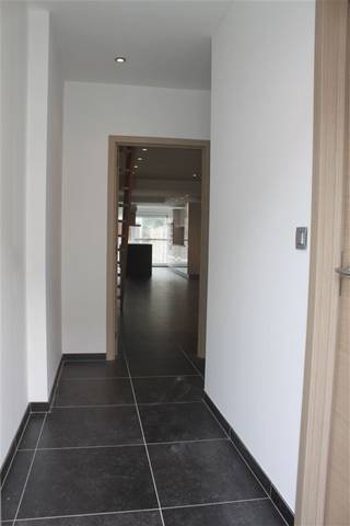 <p><span>INSTAPKLARE, ENERGIEZUINIGE, KWALITATIEVE EN GEZELLIGE WONING MET 3 SLAAPKAMERS, TERRASSEN, ZUID-WEST-GEORIËNTEERDE TUIN EN FIETSENBERGING</span></p><p><span>centrale ligging nabij jachthaven Klein-Willebroek (Willebroek) en de Rupeldijk met vlotte bereikbaarheid via A12, N16, N17 en E19</span></p><p><span> </span></p><p><span>Gelijkvloers:</span><span> Inkomhal / wc met handwas / berging met was- en stookplaats / living met eetplaats en super-ingerichte open keuken (totale opp.: 48m²) met toegang tot zuidwest-georiënteerd terras en tuin.</span></p><p><span>1ste verdieping:</span><span> Nachthal (5,8 x 2m) / 2 slaapkamers (11m²; 3,4 x 3m) / badkamer (2,6 x 2,4m) met dubbele wastafel, ligbad met douchemogelijkheid en wc.</span></p><p><span>2de verdieping:</span><span> Ruime slaapkamer (5,8 x 3,4m).</span></p><p><span> </span></p><p><span>Tuin met 2 terrassen en tuinberging-fietsenberging (bereikbaar via erfdienstbaarheid achteraan perceel).</span></p><p><span> </span></p><p><span>Elektriciteit conform AREI.<br /><br /></span></p>