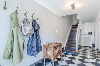 Wonen en werken in perfecte harmonie<br /><br />Bent u op zoek naar een eigendom dat wonen, werken en genieten moeiteloos combineert? Dan zal deze instapklare, energiezuinige woning u ongetwijfeld weten te verrassen. Achter de verzorgde gevel schuilt een bijzonder veelzijdig pand waar comfort, karakter en functionaliteit hand in hand gaan.<br /><br />Een van de absolute troeven is de volledig afgescheiden handelsruimte op het gelijkvloers, voorzien van een eigen inkom en een afzonderlijk toilet. Hierdoor blijven privé en professioneel perfect gescheiden, wat dit eigendom uitermate geschikt maakt voor vrije beroepen, een praktijk, kantoor, boetiek of andere zelfstandige activiteiten. Wenst u geen handelsruimte? Dan kan deze eenvoudig opnieuw geïntegreerd worden in de woning, waardoor u het woonvolume aanzienlijk vergroot en tal van extra mogelijkheden creëert.<br /><br />Op de leefverdieping geniet u van een aangename, lichtrijke woonkamer waar de sfeervolle haard meteen een warme en uitnodigende uitstraling creëert. Aansluitend bevindt zich de stijlvolle, volledig geïnstalleerde keuken, waar kwaliteit, comfort en een tijdloos design samenkomen – de ideale plek om uitgebreid te koken en gezellig samen te zijn.<br /><br />De tweede verdieping biedt twee slaapkamers en een luxueus afgewerkte badkamer met een royale inloopdouche, dubbele wastafel en toilet. Een stijlvolle ruimte waar ontspanning en comfort centraal staan.<br /><br />Via de woning bereikt u de verrassend sfeervolle, mediterrane stadstuin. Deze onderhoudsvriendelijke buitenruimte vormt een oase van rust en privacy, ideaal om te genieten van lange zomeravonden of gezellige momenten met familie en vrienden. Achteraan bevindt zich bovendien een garage/hobbyruimte met achteringang, wat zorgt voor extra bergruimte, parkeermogelijkheden of een perfect atelier.<br /><br />Ook de ligging is een absolute meerwaarde. Het eigendom bevindt zich op een bijzonder centrale locatie, op wandelafstand van het centraal station en met een vlotte verbinding naar de belangrijkste in- en uitvalswegen. Winkels, horeca, scholen en alle dagelijkse voorzieningen bevinden zich binnen handbereik.<br /><br />Een unieke eigendom met ongeziene flexibiliteit, waar comfortabel wonen, professioneel werken en ontspannen samenkomen op één toplocatie. Hier koopt u niet alleen een woning, maar vooral een eigendom dat zich moeiteloos aanpast aan uw levensstijl én toekomstplannen.