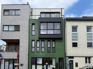 Gelegen langs de Zwijnaardsesteenweg bevindt dit appartement zich op een strategische locatie met een vlotte verbinding naar het centrum van Gent. In de directe omgeving vindt u tal van winkels, supermarkten, scholen en horecazaken. Bovendien is het pand uitstekend bereikbaar met zowel het openbaar vervoer als de wagen, en bent u op korte tijd bij belangrijke invalswegen zoals de E40 en E17, wat zorgt voor een optimale mobiliteit.<br /><br />Dankzij de praktische indeling met afzonderlijke ruimtes is dit appartement uitermate geschikt voor co-housing en het combineren van wonen en home office. Het appartement beschikt over drie ruime slaapkamers, een nieuwe, volledig ingerichte keuken, een apart toilet, een moderne badkamer met wasbak en inloopdouche en een aparte wasruimte. Het appartement is voorzien van vloerverwarming, wat zorgt voor een aangename en energiezuinige woonervaring. Als extra troef geniet u van een zonnige binnenkoer, ideaal om tot rust te komen.<br /><br />Het pand is onmiddellijk beschikbaar voor een maandelijkse huurprijs van 1475 euro + 25 euro gemeenschappelijke kosten. De kosten voor elektriciteit, gas en water zijn apart ten laste van de huurder en het plaatsen van een domicilie is verplicht. In de huurprijs zit een autostaanplaats inbegrepen die tijdens de avonduren (lees vanaf 18u) en in de weekends kan gebruikt worden.<br /><br />Heeft dit pand, ideaal voor gezinnen, koppels en/of co-housers, uw interesse gewekt? Neem dan zeker contact op met Immo Francois Gent door een mailtje te sturen naar gent@immofrancois.be. Hopelijk tot binnenkort!<br /><br />