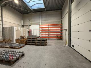 Fantastisch gelegen recent bedrijfsgebouw (2018) met een ruime opslagruimte van 186 m². Gelegen vlak bij de Knokkebaan (N44) en het nieuwe op-...