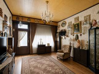 Ligging<br /><br /><br />Topligging in Ledeberg nabij Gent en Merelbeke<br /><br />Deze uitstekend gelegen woning in Ledeberg biedt een vlotte verbinding met het centrum van Gent én Merelbeke. Geniet van een rustige woonomgeving met alle voorzieningen op wandelafstand: supermarkten, lokale winkels, scholen, gezellige restaurants en sportfaciliteiten.<br /><br />Dankzij de directe aansluiting op de E40 en E17 bent u bovendien snel onderweg naar andere steden. Een ideale locatie voor wie comfortabel en centraal wil wonen in de regio Gent!<br /><br />Beschrijving<br /><br />Bij het betreden van deze volledig te renoveren woning komt u in de voorplaats, die naadloos overgaat in een leefruimte met salon. Aansluitend bevinden zich de keuken en de eetplaats, wat tal van mogelijkheden biedt om een open en lichtrijke woonomgeving te creëren.<br />Op de eerste verdieping vindt u twee ruime slaapkamers, ideaal voor wie op zoek is naar een gezinswoning of een interessante investering met potentieel.<br /><br />Voor inlichtingen en/of bezoek, bel Arthur 0473/90.90.94