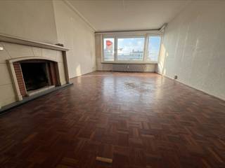 Ontdek dit lichtrijke te renoveren appartement op de zevende verdieping van de stijlvolle Residentie L’Aiglon, ideaal gelegen in de...