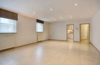 <p>Gezellig gelijkvloers appartement TE HUUR in zijstraat van de markt van Oudenaarde.</p><p>Op zoek naar een comfortabele en toegankelijke woonplek op een toplocatie?<br />Dit instapklaar appartement maakt deel uit van een kleinschalige rustige residentie en dit <br />in het historisch centrum van Oudenaarde, winkels, horeca en openbaar vervoer.</p><p>Indeling: inkom, apart toilet, ruime woonkamer, mooie afzonderlijke keuken voorzien van het nodige comfort, badkamer met dubbele lavabo, douche en ligbad, <br />een wasplaats/berging ,2 slaapkamers ,1 bureauruimte/hobbykamer en een gezamenlijke binnentuin om in te vertoeven.<br />(Om u een goed beeld te geven van de ruimte en de indelingsmogelijkheden, zijn enkele foto’s van deze woonst voorzien van virtuele meubels)<br />Extra: een autostaanplaats in een afgesloten garage.<br />Onmiddellijk beschikbaar</p><p>Interesse? <br />Vraag uw bezoek aan via onze website www.immodhondt.be </p>