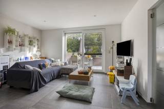 Recente woning met ruime garage.Indeling:Gelijkvloers: inkomhal, garage met aansluitingen wasmachine en toegang tot een zongerichte tuin.1ste...