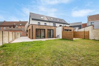 Deze woning werd tot in de puntjes vernieuwd en terug opgebouwd vanaf de basis. Alles is volledig nieuw: elektriciteit, riolering, ramen, trappen, ventilatie, vloeren, verwarming, zonnepanelen, dak,enzovoort. Dankzij de sterke constructie en de zorgvuldige afwerking ben je hier verzekerd van kwaliteit en duurzaamheid.<br /><br />Op het gelijkvloers geniet je van vloerverwarming op aardgas en airconditioning, een apart toilet en een prachtige open keuken met zicht op de tuin. De lichtrijke leefruimte sluit naadloos aan op het terras en de grote tuin. De oprit biedt plaats aan 3 wagens.<br /><br />Op de eerste verdieping bevinden zich 3 volwaardige slaapkamers en een moderne badkamer met lavabo, douche, toilet en handdoekradiator. De tweede verdieping herbergt een ruime 4de slaapkamer onder het volledig vernieuwde, geïsoleerde dak én een tweede badkamer.<br /><br />De woning is asbestveilig, op de verdiepingen is de verwarming via warmtepomp . Het dak is uitgerust met zonnepanelen, zuidoost georiënteerd.<br />Gelegen op een toplocatie aan de rand van de woonwijk "Le Lis", dichtbij scholen, winkels en alle voorzieningen. Ideaal voor wie zorgeloos wil starten of als investering.<br /><br />Contacteer ons voor meer informatie of een bezoek op het nummer: 052 46 38 03 of via mail naar info@uw-huis.be