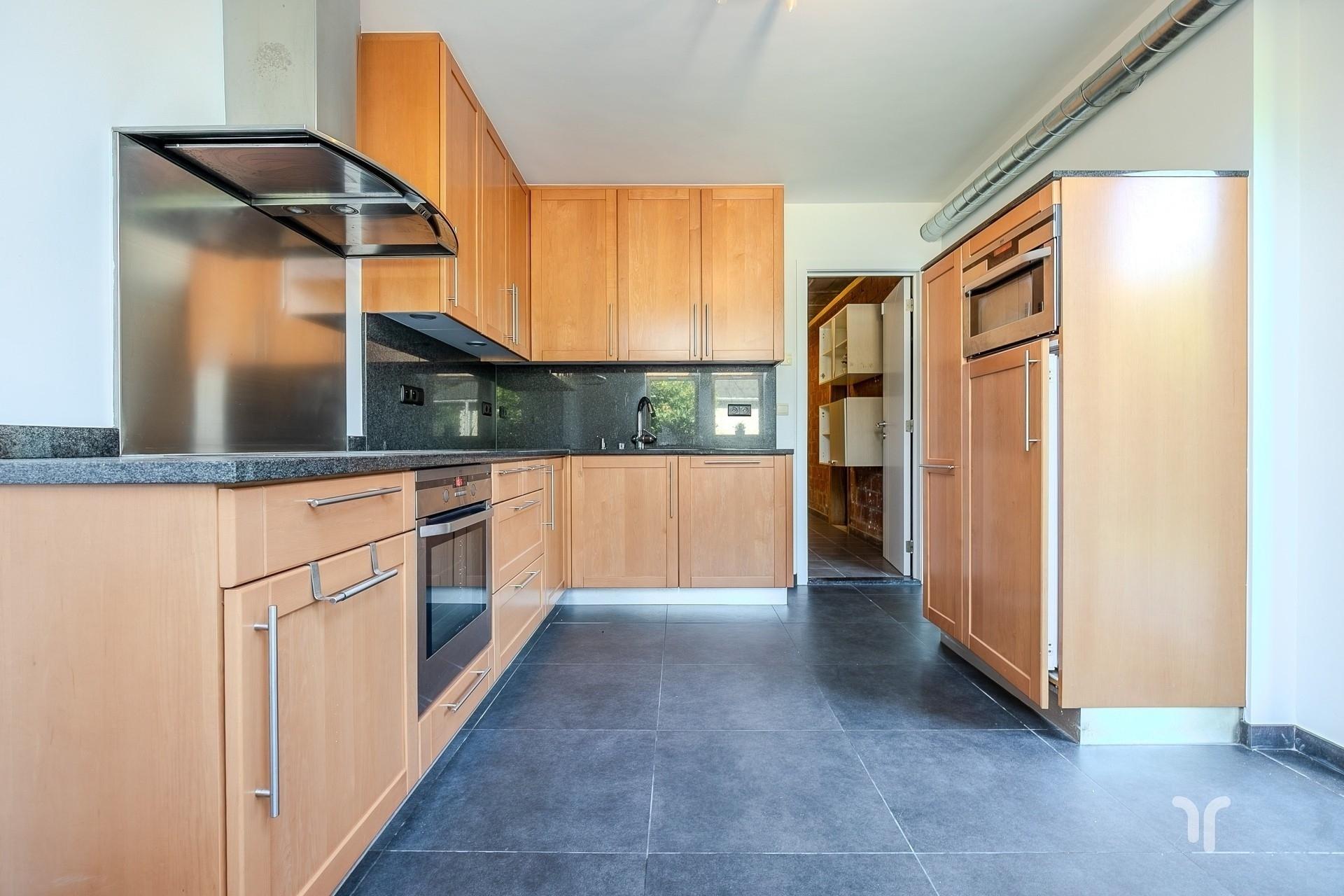 Deze rustig gelegen woning bevindt zich net buiten de stadskern en op wandelafstand van scholen, winkels en openbaar vervoer. - foto 5