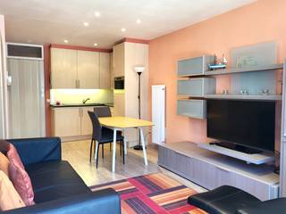 Deze bemeubelde instapklare studio met slaaphoek en terras is centraal gelegen in Oostduinkerke-Bad op het tweede verdiep van de residentie ODK PROMENADE, vlakbij de Zeedijk en het strand.<br />De studio is voorzien van alle comfort, waarbij recent de ramen en radiatoren werden vernieuwd en heeft volgende indeling:<br />Inkom, slaaphoek, vernieuwde badkamer met douche, wastafel en toilet, woonkamer met een recent vernieuwde geïnstalleerde open keuken die uitgeven op het aangename terras.<br />Eveneens is er in de residentie een ruime fietsenstalling voorzien.