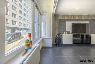 Dit appartement bevindt zich op de eerste verdieping van een kleine residentie, op enkele passen van het strand, de winkelstraat, restaurants en openbaar vervoer (tram- , bus- en treinhaltes).<br />Het appartement werd recent volledig gerenoveerd en bestaat uit een lichtrijke woonkamer met open, geïnstalleerde keuken, apart toilet, badkamer, zeer grote slaapkamer die door middel van kasten opgedeeld is in 2 slaapkamers.<br />Het appartement is asbestvrij.<br />Dankzij de centrale ligging in het hartje van Oostende en de nabijheid van het strand is dit appartement een ideaal vakantie-appartement!