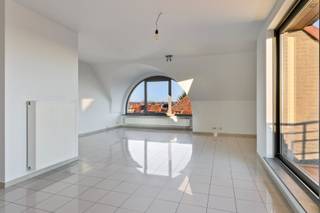 Centraal gelegen appartement met 1 slaapkamer nabij allerlei handelszaken.De woonst bevindt zich op de derde en laatste verdieping waar je kan...