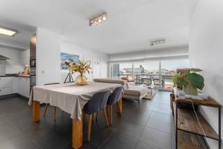 Dit lichtrijke appartement combineert comfort en een unieke ligging. Het biedt een ruime woonkamer met open keuken, een berging, een gastentoilet, drie volwaardige slaapkamers waarvan twee met en-suite badkamer en nog een afzonderlijke douchekamer. Dankzij de grote raampartijen geniet u van veel natuurlijk licht en een mooi uitzicht op het water.
Een privatieve garage is inbegrepen in de huurprijs en biedt plaats aan twee wagens. Het appartement wordt verhuurd onder gemeen huurrecht en er is geen domicilie mogelijk. Beschikbaar vanaf 1 september.
Interesse? Contacteer Tinne voor meer info op 0472 94 49 55 of via tinne@keyimmo.be