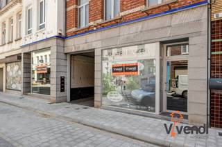 Pal in het centrum nabij de grote markt treft u dit ruime kantoor/winkelpand van ca 90m².Het winkelpand met vitrine heeft een oppervlakte van ca...