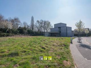 <strong>BOUWGROND VOOR OPEN BEBOUWING (LOT 18) VAN 4A99CA TE MAASEIK.<br /><br />VERKAVELINGSVOORSCHRIFTEN<br /></strong>- Type bebouwing: open bebouwing<br />- Bestemming: eengezinswoning, inclusief zorgwoning.<br />- Bouwvolume:<br />> Maximaal 2 bouwlagen met een hellend dak.<br />> Eventueel een derde bouwlaag met plat dak binnen het gabariet van een hellend dak van 45º.<br />- Bouwdiepte: maximaal 14 meter op gelijkvloers en verdieping.<br />- Kroonlijsthoogte: tussen 5,80m en 6,50m.<br />- Dakhelling: tussen 35º en 45º voor hellend dak.<br />- Vloerpeil: maximaal 30cm boven het hoogtepeil van de watergreppel.<br />- Bijgebouwen: carport/garage en tuinberging toegestaan zoals aangegeven op het verkavelingsplan.<br />- Verharding: maximaal 40% van het resterende perceel na bebouwing, voorkeur voor waterdoorlatende materialen.<br />- Groenvoorziening: beukenhaag en leibomen op de achtererfgrens, maximaal 2m hoog.<br />- Waterbeheer: functionele hemelwaterput en infiltratieput vereist.<br />- Privacy: afsluitingen met groenaanplantingen (hagen, draadgaas, etc.), maximaal 2m hoog in zij- en achtertuin.<br />Het verkavelingsplan samen met de voorschriften kunt u downloaden via onderhavige advertentie op www.n78vastgoed.be.<br /><br /><strong>TOELICHTING 3D-RENDERS</strong><br />De afgebeelde 3D renders zijn slechts indicatief en kunnen bijgevolg niet als bindend worden beschouwd. We kunnen dus geen garantie geven dat de afgebeelde woning daadwerkelijk zo gebouwd kan/mag worden. Er dient hiervoor een vergunning bekomen te worden.<br /><br /><span>Bekijkt u deze advertentie via een aanverwante vastgoedsite, surf dan zeker naar onze website </span><strong>www.N78vastgoed.be</strong><span> voor een uitgebreide beschrijving en foto's. </span><strong>Meer info: +32 (0)89 86 18 88 of info@N78vastgoed.be.</strong>