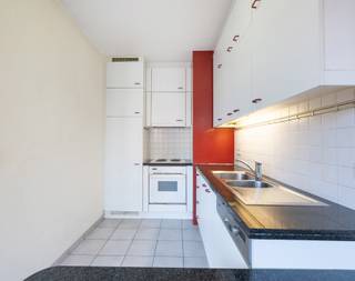 ETTERBEEK, Europese wijk, nabij de EEG en het Jourdanplein, appartement van ± 90 m² op de 1e verdieping. Inkomhal, woonkamer van ± 35 m², ingerichte keuken, 2 slaapkamers van ± 14 en 11 m², badkamer, toilet en kelder (C28). Parkeerplaats “N25” (+ 25.000 €) VERPLICHT. Kosten ± 180 €/maand (gemeenschappelijke kosten, syndicus, verzekering, schoonmaak). EPC: D. Vrij bij akte. Afmetingen ter indicatie.