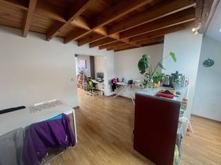 <p><span>Knus en lichtrijk 1-slaapkamerappartement op toplocatie in de Brusselse Vijfhoek</span></p><p><span>Gelegen op een toplocatie in het hart van de Brusselse Vijfhoek, bevindt zich dit charmante en lichtrijke appartement op de 4de verdieping van een gebouw zonder lift.</span></p><p><span>Het appartement biedt een gezellige leefruimte met veel natuurlijke lichtinval, aansluitend op de open keuken met eetplaats. De slaapkamer bevindt zich op de mezzanine onder het dak, wat zorgt voor een knusse en karaktervolle indeling.</span></p><p><span>Verder beschikt het appartement over een apart toilet, een badkamer met douche en lavabo, en een afzonderlijke ruimte voor de wasmachine.</span></p><p><span>Een bijkomende troef is dat zowel de gevels als het dak van het gebouw recent volledig werden gerenoveerd en geïsoleerd, wat bijdraagt aan het wooncomfort.</span></p><p><span>Dankzij de centrale ligging bevinden winkels, restaurants, openbaar vervoer en alle voorzieningen van het Brusselse stadscentrum zich op wandelafstand.</span></p><p><span>Beschikbaar vanaf 1 november 2026.</span></p><p><span>Een ideaal appartement voor wie op zoek is naar een gezellige woonplek op een centrale locatie in Brussel!</span></p>
