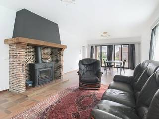 Bent u op zoek naar een ruime gezinswoning met mooie tuin? Dan is dit huis zeker iets voor u! De kinderen kunnen naar hartenlust ravotten in de...