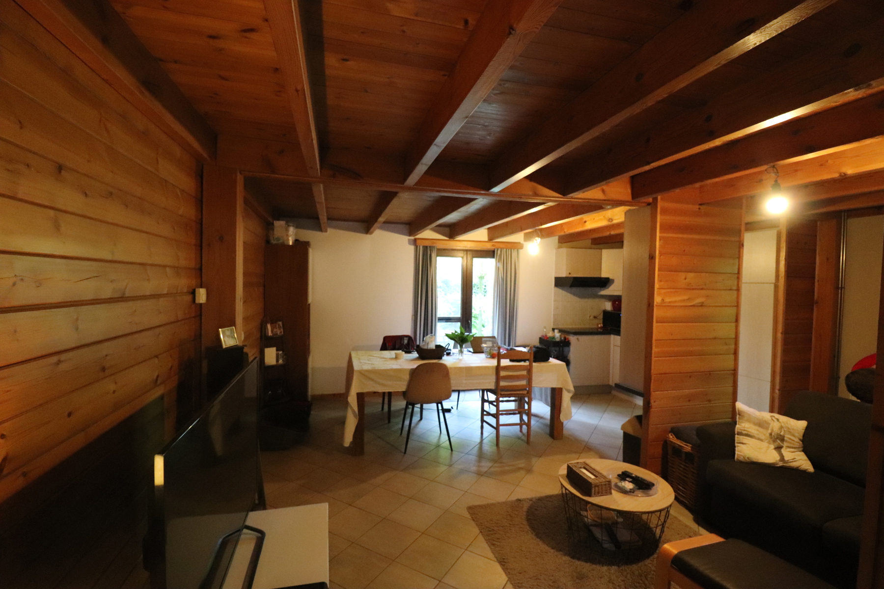 Een weekendverblijf met verdieping en met terras, carport en tuin. - foto 5