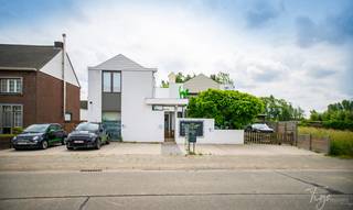 Open bebouwing in een unieke architecturale bouwstijl op een perceel van 3364m² voorzien van 2 aparte inkomdeuren (ideaal als praktijkruimte...