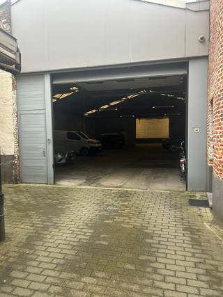 **UNICUM - 6 autostaanplaats met mezzanine bergruimte gelegen in loods**In dé Tiensestraat te Leuven, nabij Leuven Centrum en op een boogscheut van...