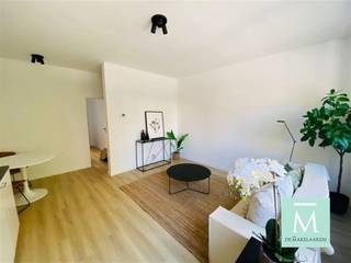 <p><span>Appartement d'une chambre entièrement rénové</span></p><p><span>Un logement très charmant dans un endroit agréable à Anvers ? Alors cet appartement, récemment rénové, est peut-être ce que vous recherchez !</span></p><p><span>Vous entrez dans l'appartement au premier étage. Dans le salon, vous avez suffisamment d'espace pour un coin salon et un coin repas. La cuisine ouverte vous offre tout le confort pour préparer un bon repas.</span></p><p><span>L'appartement comprend une chambre à coucher et une salle de bains avec une toilette, une douche à l'italienne et un lavabo simple.</span></p><p><span>Vous trouverez votre propre machine à laver dans une salle commune, que vous pourrez utiliser en toute commodité !</span></p><p><span>Cet appartement vous intéresse ? N'hésitez pas à nous contacter ! (info@demakelaardij.be ou 015/20.20.82)</span></p><p><span> </span></p>