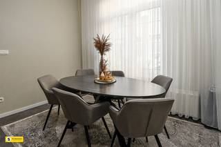 Prachtige, ruime rijwoning met karakter en modern comfort in Borgerhout. Deze woning biedt 155 m² bewoonbare oppervlakte op een rustig straatniveau...