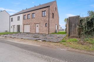 <p><span><span><strong>TE KOOP: Moderne nieuwbouwwoning met 3 slaapkamers in Geetbets!</strong></span></span></p><p><span><span><strong>6% Verlaagd BTW-tarief mogelijk!</strong></span></span></p><p><span><span>Ontdek deze ruime en hedendaagse nieuwbouwwoning, gelegen op de hoek van de Kolkstraat en de Steenweg op Kortenaken in Geetbets. Deze halfopen bebouwing maakt deel uit van een kleinschalig woonproject van vier koppelwoningen, gebouwd volgens de huidige normen en met bijzondere aandacht voor comfort, energiezuinigheid en kwaliteit.</span></span></p><p><span><span>De woning bevindt zich op wandelafstand van het centrum van Geetbets, waar alle nodige voorzieningen zoals winkels, scholen en openbaar vervoer vlot bereikbaar zijn. Dankzij de doordachte indeling, de royale woonoppervlakte van 180 m² en de hoogwaardige afwerking is deze woning ideaal voor gezinnen of wie op zoek is naar extra ruimte.</span></span></p><p><span><span><strong>Ligging:</strong></span></span></p><p><span><span>Aan de hoek van de Kolkstraat en de Steenweg op Kortenaken bevindt zich een uitzonderlijke woonplek in het charmante Geetbets – een gemeente die rust, natuur en landelijke charme moeiteloos combineert met bereikbaarheid en voorzieningen. Deze strategische locatie ligt op korte afstand van scholen, lokale handelszaken en tal van fiets- en wandelroutes. Met vlotte verbindingen richting onder meer Kortenaken, Zoutleeuw en Tienen woon je hier rustig én centraal, in een warme gemeenschap omgeven door open landschappen en natuur.</span></span></p><p><span><span><strong>Indeling:</strong></span></span></p><p><span><span>Gelijkvloers: Inkomhal met apart gastentoilet, lichtrijke woonkamer met eethoek, open keuken (De keuken wordt niet geplaatst, zodat u deze volledig naar eigen smaak en budget kan inrichten), aansluitende berging en inpandige garage.</span></span></p><p><span><span>Eerste verdieping: Nachthal, drie volwaardige slaapkamers, twee badkamers en een extra berging.</span></span></p><p><span><span>Zolderverdieping: Volwaardige zolder bereikbaar via vaste trap, met mogelijkheid tot het creëren van één of twee extra slaapkamers of een bureau.</span></span></p><p><span><span>Tuin &amp; Terras: Aangelegde tuin met terras van 26 m², ideaal om in alle rust te genieten.</span></span></p><p><span><span>Deze woning wordt volledig afgewerkt, exclusief keuken.</span></span></p><p><span><span><strong>Troeven:</strong></span></span></p><ul><li><span><span>Nieuwbouwproject!</span></span></li><li><span><span>Triple glas met Argon!</span></span></li><li><span><span>Lage E-peil waardoor je in de eerste 5 jaar geen KI betaald!</span></span></li><li><span><span>Zonnepanelen!</span></span></li><li><span><span>Warmtepomp met vloerverwarming over heel de woning!</span></span></li><li><span><span>2 badkamers!</span></span></li><li><span><span>Veel lichtinval!</span></span></li><li><span><span>Mogelijkheid tot extra slaapkamers/bureau!</span></span></li><li><span><span>Kleinschalig en rustig woonproject!</span></span></li><li><span><span>Inpandige garage!</span></span></li></ul><p><span><span><strong>EPB-plichtig</strong></span></span></p><p><span><span><strong>G-score: onbekend</strong></span></span><br /><span><span><strong>P-score: C</strong></span></span><br /><span><span><strong>Stedenbouwkundige info: woongebied – bouwvergunning – geen voorkooprecht </strong></span></span><br /><span><span><strong>Beschikbaar bij akte.</strong></span></span></p>