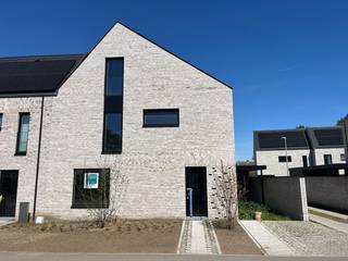 <p>Deze energiezuinige (E-peil 1!) woning op lot 2 is een halfopen bebouwing op een perceel van 197m².<br /> </p>
<strong>GELIJKVLOERS:</strong> inkom met ruimte voor vestiaire, wc, grote lichtrijke woonkamer met volledig ingerichte open keuken met eiland. Er is een carport voorzien met aanpalende tuinberging.<br /><br /><strong>EERSTE</strong> <strong>VERDIEPING</strong>: dri<span>e slpk, wc, badkamer ingericht met ligbad, inloopdouche en badkamermeubel met dubbele lavabo</span><br /><br /><strong>ZOLDER</strong>: vaste trap naar een grote zolderkamer waar optioneel een  4<sup>de</sup> en 5<sup>de</sup> slaapkamer kunnen afgewerkt worden.<br /><br />D<strong>e interieurafwerking van je woning gebeurt volledig volgens persoonlijke wensen.</strong><strong> </strong>Hiervoor kan je rekenen op de begeleiding, ondersteuning én expertise van ons team en onze partners.<br />Energiezuinige woning dankzij het doorgedreven isolatiepakket, vloerverwarming op beide verdiepingen, ventilatiesysteem D en pakket zonnepanelen. Hierdoor geniet je een VRIJSTELLING van onroerende voorheffing gedurende 5 jaar! <br /><br />De prijs is excl. btw en kosten. Download de brochure op https://durabrik.immo/nijlen-zavelweg.<br /><br />Bij interesse contacteer ons via 09 280 60 60 of info@durabrik.be.<br />Boek je afspraak in onze kijkwoning https://www.durabrik.be/nl/kijkwoningen/nijlen-zavelweg<br /><br />*De beelden en oppervlaktes zijn indicatief.<br /> 