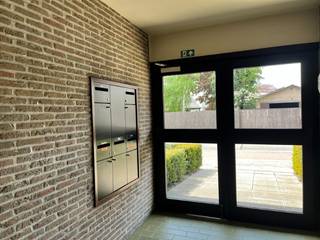 2 slaapkamer appartement met garage! Huurprijs: 720 euro/maand, inclusief garage. syndic : 40€/maandVRIJ OP 1 JULI 2026Dit instapklare volledig...