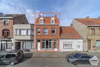 Op zoek naar een zorgeloze investering met gegarandeerde huuropbrengst en conforme keuring? Deze centraal gelegen woning nabij het stadscentrum...