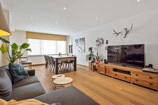DE PRIJS IS INCLUSIEF DE GARAGEBOX - Dit supertof appartement is gelegen in een rustige en aangename woonwijk, vlakbij het centrum van Hoevenen. Winkels, scholen en openbaar vervoer bevinden zich op wandelafstand. Het appartement is volledig instapklaar en voorzien van airco en automatische rolluiken. U komt binnen via de inkomhal, die toegang geeft tot alle ruimtes in het appartement. De ruime woonkamer met parketvloer geniet dankzij de grote raampartijen aan de straatkant van veel natuurlijk licht. Aansluitend bevindt zich de open keuken, voorzien van alle comfort. Verder zijn er twee volwaardige slaapkamers waarvan één met toegang tot het balkon, een badkamer met inloopdouche en dubbele wastafel, een apart gastentoilet en een praktische berging met aansluiting voor wasmachine. Achteraan het appartementsgebouw beschikt het appartement bovendien over een privatieve garagebox met elektrische poort. Deze is inbegrepen in de vraagprijs. Er is geen lift aanwezig in het gebouw. Gem. kosten: €195/maand (voorschot verwarming, water, syndicus en blokpolis) + €25/maand voor het reservefonds.