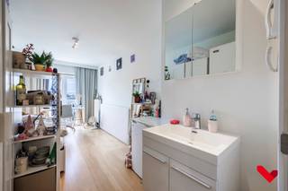 In Residentie Central Park, gelegen aan de rand van het park en op wandelafstand van verschillende voorzieningen, bevindt zich deze bemeubelde studentenkamer.<br /><br />De kamer bevindt zich op de vierde en hoogste verdieping van het gebouw. Dankzij de ligging aan de achterzijde, kijkt de kamer uit op het groene stadspark. Ze is volledig gemeubeld met bed, bureau, stoel, kast en frigo. De kamer beschikt over gemeenschappelijk sanitair, gedeeld met één andere persoon.<br /><br />Een extra troef is het gemeenschappelijk terras aan de achterzijde, gedeeld met twee andere kamers. Het terras biedt een rustige buitenruimte met zicht op het park.<br /><br />Het gebouw is uitgerust met een lift en een overdekte fietsenstalling. Op de kelderverdieping bevinden zich een moderne, volledig uitgeruste keuken en een ruime ontspanningsruimte met TV.<br /><br />Dankzij de ligging in het centrum is deze studentenkamer een praktische en comfortabele keuze.<br /><br />Voor meer informatie of om een bezoek in te plannen: 016 23 21 45 of mail naar info@bvm-vastgoed.be