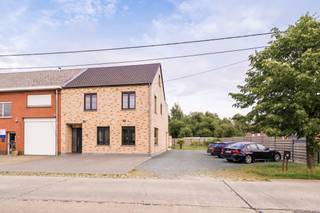 Deze prachtige ruime woning werd in 2017 nieuw gebouwd met duurzame en kwalitatieve materialen. De woning werd ook volledig energiezuinig gebouwd zodat u een epc-score van 64 heeft. Achteraan op het perceel staat nog een bijgebouw dat ideaal is als atelier, hobbyruimte of opbergtuinhuis. Naast deze troeven is de woning ideaal voor mensen die centraal wensen te wonen. <br /><br />Indeling<br /><br />Via de inkomhal, met afzonderlijk gastentoilet en vestiaire, kan je naar de leefruimte. De leef- en eetruimte zijn volledig open getrokken waardoor u een optimale lichtinval hebt in combinatie met een enorm ruimte gevoel. Deze ruimtes vormen samen met de leefkeuken een L-vorm waardoor er een leuke dynamiek is. De open keuken beschikt over een praktisch kookeiland met gasfornuis en aangebouwde eettafel voor vier personen. Daarnaast beschikt de keuken over heel wat werk- en kastruime en werd ze volledig uitgerust met toestellen. Aangrenzend aan de keuken is een praktische was- en bergruimte voorzien.<br /><br />Via de trap kan je naar de eerste verdieping waar zich 4 ruime slaapkamers bevinden. De badkamer is uitgerust met dubbele lavabo, toilet, ligbad en douche. <br /><br />Verder is er nog een ruime opbergzolder aanwezig over de hele breedte van de woning. <br /><br />Achteraan het perceel bevindt zich een bijgebouw van 60m² wat enorm veel mogelijkheden biedt qua atelier, werkruimte of gewoon een praktische tuinberging. <br /><br />Ligging <br /><br />Zeer centraal gesitueerd tegen R6, E19 en andere invalswegen. Deze buurt heeft een waaier aan voorzieningen, zoals scholen, winkels, diensten, cultuur, sport, openbaaarveroer,... allen op wandel/fietsafstand.