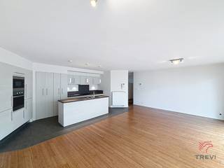 SINT-GILLIS, dicht bij alle voorzieningen (openbaar vervoer, winkels, enz.), ruim 2-slaapkamerappartement van ±109 m² op de 3e verdieping van een recent gebouw. Het appartement is als volgt samengesteld: inkomhal met toilet en vestiaire, leefruimte van ±54 m² met een terras van ±10 m², volledig uitgeruste keuken, 1 slaapkamer van ±16 m² met eigen badkamer, 1 slaapkamer van ±10 m² met douchekamer. EPC: C+. Kelder. Binnenparkeerplaats. Forfaitaire lasten van €100/maand voor de gemeenschappelijke delen. Onmiddellijk beschikbaar.<br /><br /><br />
<p><u>Op de 3e verdieping:</u><br />• Inkomhal met toilet en vestiaire<br />• Leefruimte van ±54 m² (7,8m x 7m) met terras van ±10 m² (6,2m x 1,6m)<br />• Volledig uitgeruste keuken<br />• 1 slaapkamer van ±16 m² (4,1m x 4m) met eigen badkamer<br />• 1 slaapkamer van ±10 m² (3,5m x 2,8m) met douchekamer<br />- Kelder</p>
