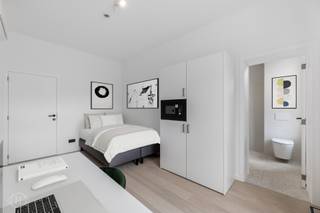 Op zoek naar een comfortabele plek om te studeren en te ontspannen? Deze ingerichte studentenkamer aan de voorzijde op het eerste verdiep, biedt alles wat je nodig hebt: een eigen badkamer met regendouche, een handige ontbijtplek met ingebouwde kasten, microgolfoven en koelkast met vriesvak. De kamer maakt deel uit van Trivest, een duurzaam studentenproject met EPC A-label. Geniet van vier moderne gemeenschappelijke keukens, een groene parkachtige binnentuin én een toplocatie op wandelafstand van campussen, station en stad. Perfect voor studenten die stijl, comfort en energiezuinig wonen willen combineren. De maandelijkse huuropbrengst wordt geschat op 680 euro.Wacht niet te lang! Contacteer ons vandaag nog via info@homies.be of 016 22 82 22. HOMIÉS, an Eye for Immo.<br /> 