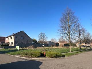 Nabij het centrum van Tongeren ligt dit ruime perceel bouwgrond van zo'n 10 are groot. Het hoekperceel biedt vele bouwmogelijkheden voor een open bebouwing.<br /><br />Gelegen in de rustige verkaveling Ziegelsmeer op korte afstand van alle dagelijkse voorzieningen. Het centrum van Tongeren is op wandelafstand en de autosnelweg bereik je op 4km.<br /><br />Mooi vlak bouwperceel van volgens kadaster 9a89ca geschikt voor eengezinswoning in open bebouwing.<br />Het perceel heeft een breedte van 18,21m en een diepte van 62m. Het tuingedeelte van het perceel versmalt achteraan. De tuin is westelijk georiënteerd.<br /><br />Voor dit perceel is er geen bouwverplichting.<br /><br />INTERESSE?<br />Maak een afspraak door te bellen naar 012 23 00 23 of stel uw vragen aan roland@immo-leroi.be.