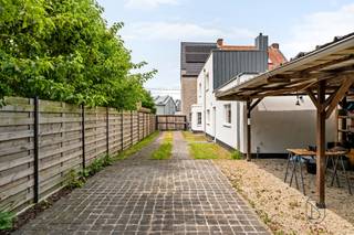 TE KOOP: Knap gerenoveerde woning met 3 à 4 SLK op een perceel van 795 m²!<br /><br />BEZOEKDAG: zaterdag 4 juli van 10h tot 12h<br /><br />Deze ruime gezinswoning werd de voorbije jaren grondig gerenoveerd met oog voor comfort, kwaliteit en energiezuinigheid (dankzij de uitgevoerde werken: zonnepanelen, isolatie, hoogrendementsbeglazing en centrale verwarming).<br /><br />Gelegen op een mooi perceel van 795 m² geniet u hier van rust, ruimte en een volledig omheinde tuin met tal van mogelijkheden.<br /><br />INDELING: Via de inkomhal bereikt u de ruime leefruimte aan de voorzijde van de woning. Centraal bevinden zich de trap, een apart toilet en de toegang tot de kelder. Verder beschikt de woning over een gezellige zithoek en een open keuken met hoogwaardige toestellen en kwalitatieve afwerking.<br />Aansluitend bevindt zich een praktische sas met toegang naar buiten en voorzieningen voor een wasmachine en droogkast. Op het gelijkvloers is bovendien een stijlvolle badkamer aanwezig, uitgerust met douche, ligbad, toilet en wastafel. Op de eerste verdieping bevinden zich een zeer ruime slaapkamer, een douchekamer met toilet en 2 slaapkamers. Via een vaste trap bereikt u de afgewerkte zolderverdieping, die als masterbedroom kan worden ingericht.<br /><br />Buiten geniet u van een volledig omheinde tuin met onder meer twee zeer ruime carports, een weide en een vijver.<br /><br />Troeven:<br />- grondig gerenoveerde woning<br />- volledig afgewerkte zolderverdieping<br />- zonnepanelen en energiezuinige verbeteringen<br />- conforme elektrische keuring<br />- twee ruime carports<br />- volledig omheinde tuin met weide en vijver<br /><br />Voor wie is dit ideaal?<br />Ideaal voor gezinnen of thuiswerkers die op zoek zijn naar een ruime, instapklare woning met meerdere slaapkamers, een bureau en een grote tuin. Dankzij de recente renovaties geniet u bovendien van hedendaags wooncomfort en een energiezuinige woonst.<br /><br />Te koop via Immo Beguin, jouw vastgoedexpert sinds 2009, met kantoren in Ronse, Waregem, Kortrijk, Deinze, Doornik en Lessines.<br /><br />Bezoek na afspraak via: charlotte@immobeguin.be