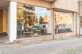 <strong>Instapklaar handelspand op toplocatie in centrum Lanaken</strong><br />Op een absolute toplocatie aan het Kerkplein in Lanaken bevindt zich dit veelzijdige handelspand. Een uitstekende opportuniteit voor investeerders of ondernemers die op zoek zijn naar een commercieel pand met tal van mogelijkheden. <br /><br />Dankzij de centrale ligging in het hart van Lanaken en de nabijheid van Maastricht (NL), geniet dit pand van hoge visibiliteit, veel passage en spontane klanten. Het Kerkplein is vlot bereikbaar met het openbaar vervoer en beschikt over parkeergelegenheid vlak voor de deur, wat een grote troef is voor zowel klanten als leveranciers.<br /><br /><strong>Indeling & mogelijkheden</strong><br />Het handelspand is functioneel ingedeeld over twee verdiepingen:
<ul>
<li>Gelijkvloers: Het handelsgedeelte met grote raampartijen en veel lichtinval. Achteraan bevindt zich een bergruimte (nu afwasruimte) en een toilet. </li>
<li>Kelderverdieping: Een ruim kelderverdiep, opgedeeld in twee afzonderlijke ruimtes, ideaal als extra opslagruimte.</li>
</ul>
Het pand werd recent opgefrist: de muren werden opnieuw geplakt en geschilderd, de elektriciteit is conform en de verwarming is op gas.<br />De gemeenschappelijke kosten bedragen circa €178 per maand.<br /><br /><strong>Extra troeven & opportuniteiten</strong>
<ul>
<li>Vrij bij akte, dus onmiddellijk beschikbaar voor eigen gebruik of verhuur;</li>
<li>Geschikt voor diverse commerciële activiteiten; </li>
<li>Mogelijkheid tot mee aankopen van achterliggende gronden;</li>
<li>Eventuele omvorming naar een appartement, mits afstemming met de gemeente Lanaken.</li>
</ul>
<br /><strong>De bijzonderheden van dit handelspand op een rijtje</strong>
<ul>
<li>Gelegen in centrum Lanaken (Kerkplein);</li>
<li>Parking voor de deur;</li>
<li>Handelsgelijkvloers met veel lichtinval;</li>
<li>Ruim kelderverdiep geschikt als opslagruimte;</li>
<li>Elektriciteit conform.</li>
</ul>
<br />Kortom, <strong>een uitstekende investeringsopportuniteit </strong>op een strategische commerciële locatie, met bijkomende mogelijkheden voor eigen uitbating of herbestemming.<br /><br /><em>- Plannen en EPC-verslag zijn terug te vinden onder downloads -</em><br /><br />Wenst u meer informatie over dit handelspand, de huurovereenkomst of de eventuele overname van de handelszaak? Contacteer ons via <span><strong>+32 (0)89 23 44 22</strong></span> of mail naar <span><strong>info@immoverslegers.be</strong></span>.