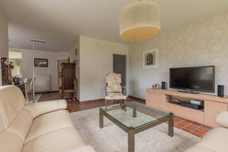 <p><span>KWALITATIEVE, INSTAPKLARE, RUIME EN GOED ONDERHOUDEN VILLA 221M² MET 3 SLAAPKAMERS, GARAGE EN MOOIE TUIN OP 9A71CA</span></p><p><span>residentiële ligging in een kindvriendelijke en autoluwe verkaveling (doodlopend) met vlotte bereikbaarheid via N16, A12 en N17</span></p><p><span> </span></p><p><span>Gelijkvloers:</span><span> Inkomhal met vestiaire / wc met handwas / grote living met eetplaats (38m²) met uitbouw (29m²) (met toegang tot terras (aan voorzijde (zuid-georiënteerd met zonnetent) en aan achterzijde (aangrenzend aan de achtertuin)) / super-ingerichte keuken (13m²) / berging met was- en stookplaats (6m²) / garage (19m²).</span></p><p><span>1ste verdieping:</span><span> Nachthal / wc / 3 slaapkamers (20m² (met toegang tot berging); 17m²; 15m²) met inmaakkasten / badkamer (8m²) met wastafel, ligbad en douche / berging.</span></p><p><span>Stockage-zolder.</span></p><p><span>Droge en kwalitatieve kelder (11m²).</span></p><p><span> </span></p><p><span>Grote tuin met terrassen (veel privacy) en kwalitatief bijgebouw / oprit met autostaanplaats.</span></p><p><span> </span></p><p><span>Woning is voorzien van centrale ver</span><span>warming (2 verwarmingsinstallaties op gas), 12 zonnepanelen, een laadpaal en een alarminstallatie.</span></p><p><span>Elektriciteit conform AREI.</span></p><p><span> </span></p><p><span>Vrij van gebruik: Bij akte (ten vroegste op 1 januari 2027).</span></p><p><span> </span></p>