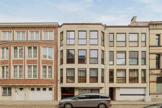 <p><span>In een rustige straat op wandelafstand van de bruisende Grote Markt ligt jouw nieuwe thuis te wachten. Een lichtrijk appartement, van top tot teen vernieuwd en vlot bereikbaar met de lift klaar om jouw verhaal in te schrijven.</span></p><p><span>Zodra je binnenstapt, voel je het meteen: de inkomhal met ingemaakte kasten zet de toon voor een woning die mee is met je leven. De ruime leefruimte met open keuken is het kloppende hart van het appartement de plek waar je 's morgens je koffie zet, 's avonds met vrienden aan tafel schuift, of gewoon even tot rust komt.</span></p><p><span>Verderop vind je een verzorgde badkamer met douche en twee comfortabele slaapkamers. Beide geven uit op een zonnig terras perfect voor dat eerste kopje koffie of een rustige avond in de zon.</span></p><p><span>Wil je zelf neerstrijken op een toplocatie midden in Lier? Of zoek je een verhuuroptie met alles erop en eraan? Dit appartement past bij allebei.</span></p><p><span>Wat maakt het bijzonder?</span></p><ul><li><span>Futureproof EPC</span></li><li><span>Zonnig & privatief terras</span></li><li><span>Renovatie 2025</span></li><li><span>Elektriciteit conform</span></li></ul><p><span> </span></p><p><span>Benieuwd of dit jouw thuis wordt? Geef ons een seintje, dan plannen we samen een bezoek.<br /><span>George@sinjoor.be</span></span><span> of 03.283.05.00 </span></p>