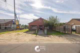 <p><strong><span>Instapklare, gerenoveerde gezinswoning met 5 slaapkamers en landelijk uitzicht op een perceel van 11 are 74 ca</span></strong></p>
<p><span>Deze ruime gezinswoning is gelegen in een rustige en landelijke woonomgeving te Bocholt, met een prachtig uitzicht op de achterliggende weide. Dankzij de gunstige ligging nabij de Nederlandse grens geniet u van een groene omgeving met een vlotte verbinding naar Bocholt, Kaulille en Lozen.</span></p>
<p><span>De woning werd doorheen de jaren grondig gerenoveerd en beschikt over een bewoonbare oppervlakte van 217 m² en maar liefst 5 ruime slaapkamers. De lichtrijke aanbouw zorgt voor een aangenaam ruimtegevoel en een mooie verbinding met de tuin. Dankzij de aanwezigheid van twee slaapkamers en een badkamer op het gelijkvloers is de woning bovendien volledig gelijkvloers bewoonbaar.</span></p>
<p><span>Bij de renovatiewerken werden onder meer de vloeren, keuken, badkamer, het dak en de slaapkamers vernieuwd. Daarnaast werd de woning voorzien van dak- en spouwmuurisolatie, PVC-ramen met dubbele beglazing en 10 zonnepanelen (2020). De centrale verwarming werkt op aardgas.</span></p>
<p><span>Met een gunstige EPC-score van 162 kWh/m² (label B) combineert deze woning hedendaags wooncomfort met een energiezuinig karakter.</span></p>
<p><strong><span>Indeling: (plannen onder documenten)</span></strong></p>
<p><strong><span>Gelijkvloers:</span></strong></p>
<ul>
<li>
<p><span>Inkomhal met vestiaire</span></p>
</li>
<li>
<p><span>Gezellige zit- en eethoek met mogelijkheid tot het plaatsen van een houtkachel</span></p>
</li>
<li>
<p><span>Halfopen keuken met zicht op de tuin</span></p>
</li>
<li>
<p><span>Lichtrijke aanbouw met open leefruimte</span></p>
</li>
<li>
<p><span>Wasplaats en CV-ruimte</span></p>
</li>
<li>
<p><span>2 ruime slaapkamers met inbouwkasten</span></p>
</li>
<li>
<p><span>Gerenoveerde badkamer</span></p>
</li>
<li>
<p><span>Apart toilet</span></p>
</li>
<li>
<p><span>Bureauruimte met trap naar de verdieping</span></p>
</li>
</ul>
<p><strong><span>1ste verdieping:</span></strong></p>
<ul>
<li>
<p><span>Nachthal</span></p>
</li>
<li>
<p><span>3 ruime slaapkamers met inbouwkasten</span></p>
</li>
<li>
<p><span>Badkamer met toilet</span></p>
</li>
</ul>
<p><strong><span>Buitenruimte:</span></strong></p>
<ul>
<li>
<p><span>Ruim perceel van 11 are 74 ca</span></p>
</li>
<li>
<p><span>Overdekt terras over de volledige breedte van de woning</span></p>
</li>
<li>
<p><span>Verschillende tuinbergingen</span></p>
</li>
<li>
<p><span>Vrij uitzicht op de achterliggende weide</span></p>
</li>
</ul>
<p><strong><span>Troeven:</span></strong></p>
<ul>
<li>
<p><span>Rustige en landelijke ligging nabij de Nederlandse grens</span></p>
</li>
<li>
<p><span>Gunstige EPC-score van 162 kWh/m² (label B)</span></p>
</li>
<li>
<p><span>Geen renovatieverplichting</span></p>
</li>
<li>
<p><span>Volledig gelijkvloers bewoonbaar</span></p>
</li>
<li>
<p><span>Bewoonbare oppervlakte van 217 m²</span></p>
</li>
<li>
<p><span>5 ruime slaapkamers</span></p>
</li>
<li>
<p><span>Grondig gerenoveerd en voorzien van 10 zonnepanelen</span></p>
</li>
<li>
<p><span>Prachtig, landelijk uitzicht met veel privacy</span></p>
</li>
</ul>
<p><span>Ben jij op zoek naar een ruime, instapklare gezinswoning met een landelijke ligging en alle hedendaags comfort? Neem contact met ons op voor meer informatie of een bezichtiging. We helpen je graag verder!</span></p>