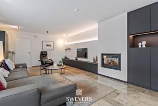 Voor meer info en foto’s, surf naar www.swevers.be – In de rustige Garenstraat 53 in Heusden-Zolder vindt u deze instapklare open bebouwing op een mooi zuidgericht perceel van 12a63ca. De woning, gebouwd in 1992, werd doorheen de jaren zorgvuldig onderhouden en vernieuwd, en combineert ruimte, licht en comfort op een praktische manier. Met een bewoonbare oppervlakte van 226 m² geniet u van een logische indeling en veel bruikbare ruimte. Op het gelijkvloers komt u binnen via de inkomhal met gastentoilet en ruimte voor een grote vestiaire. De lichtrijke leefruimte van 48 m² vormt het hart van de woning en biedt plaats voor een zit- en eethoek, met zicht op de tuin. Aansluitend ligt de vernieuwde keuken van 15 m², uitgerust met kwalitatieve toestellen. Verder zijn er een berging/wasplaats en een inpandige garage van 21 m². Op de verdieping bevinden zich 3 volwaardige slaapkamers, waaronder een master bedroom met dressing, een vernieuwde badkamer met inloopdouche en een apart toilet. Extra bergruimte is er dankzij de zolder en de ruime kelder van circa 100 m². Buiten geniet u van een verzorgd aangelegde tuin met meerdere terrassen, waaronder een overdekt terras. Bijkomende troeven zijn zonnepanelen met groenestroomcertificaten, airco’s, een Vaillant gasketel van 2016, 4-seizoensglas uit 2020 en een maatwerk wandmeubel met inbouwcassette in de leefruimte uit 2023. Dankzij de rustige ligging en de vlotte verbinding naar winkels, scholen, openbaar vervoer en autosnelwegen woont u hier bijzonder aangenaam. Voor meer informatie, bel 011 255 155. Bron bewoonbare oppervlakte: EPC – verslag.