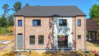 <p>Elke zondag welkom op ons kantoor van 10u-12u voor meer info over de nieuwbouwprojecten! <br /><br />Deze landelijke nieuwbouwwoning in ruwbouw (HOB) met 4 slpks is rustig gelegen in het mooie Boekt : laatste stuk!<br />De woning bevindt zich in een residentiële straat en heeft een uitstekende bereikbaarheid naar de autosnelweg E313-E314!<br /><br />Deze ruime half open bebouwing in Oude Beerse-look bevindt zich op een perceel van 4.36 are waarvan het perceel een straatbreedte heeft van 9.70 meter!<br />De woning heeft een bewoonbare oppervlakte van 209 m² en is praktisch opgedeeld.<br /><br />Er werd rekening gehouden met een open leefruimte met achteraan een gezellige keukenruimte die onmiddellijk aansluit aan de berging met achterdeur. De “doorzon”-leefruimte heeft zowel via de voor-, zij- als achterzijde ramen voor een uitstekende lichtinval.<br /><br />Vanuit de living vertrekt ook de trap naar boven. Op de eerste verdieping zijn er 3 slaapkamers, een apart toilet en een badkamer. De slaapkamers zijn allen voldoende ruim.<br />De 2de gegoten betonnen trap brengt ons naar een prachtige open zolderruimte; hier kan men een ruime 4de polyvalente (slaap)kamer creëren, of zelfs opsplitsen naar een 5de kamer. In de hoek kan de technische ruimte voorzien worden.<br /><br />Zowel de raampartijen als de dakwerken zijn van uitstekende makelij.<br /><br />Deze ruwbouwwoning wordt opgeleverd met een vlak getrokken perceel dat onmiddellijke aanplanting toelaat.<br /><br />De Heilig-Hartlaan is een zalige straat met voornamelijk ééngezinswoningen. Vanuit hier kan men zelfs te voet naar het kleuter- en lager onderwijsschooltje de hoek om; de grote supermarkten bereikt men na enkele minuten en als kersje op de taart : Boekt heeft nog een warme bakker!<br />Of wat dacht u om met de fiets via de natuur richting Lummen te fietsen? Zalig….! Ook kan men vanuit hier te voet vertrekken naar de achterkant van de Kluis in Bolderberg. De autosnelweg met verkeerswisselaar “Het Klaveblad” bereikt men na enkele minuten.<br /><br /><br />Indeling : <br />GELIJKVLOERS : inkomhal, gastentoilet, leefruimte met trap naar boven, open keuken, berging<br />EERSTE VERDIEPING : nachthal, apart toilet, 3 slaapkamers, badkamer, trap naar boven<br />ZOLDER : open polyval ruimte met plaats voor techn ruilte <br />TUIN: aan te leggen <br /><br />Pluspunten:<br />-prachtige stijl; voor ieder wat wils!<br />-zeer degelijke bouw<br />-ruim = 209 m²<br />-ruime living!<br />-4/5 slaapkamers <br />-betonnen trappen<br />-tijdloze pastoriestijl<br />-goede ligging = overal dichtbij!<br />-grondwaarde aan 12%, enkel constructie onder 21%BTW<br /><br />Voor een afspraak of meer info, bel ons op 078/78.78.70, of kom gewoon binnen op ons kantoor. Steeds welkom!</p>