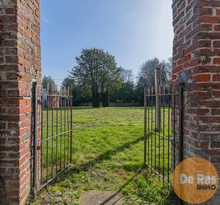 KIJKDAG ZAT. 28 MAART VAN 10u TOT 12u (OP AFSPRAAK)NIEUWERKERKEN - BURGERHUIS MET GROTE TUINDit historisch pand uit de 19de eeuw is gelegen nabij de...