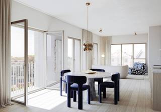 <div>LOCATIE:<br />LYS is een nieuwe fase die deel uitmaakt van het project "Liv-De Molens".</div>
<div>Dit is een residentieel project bestaande uit verschillende types appartementen die gelegen is langs de Leie, midden in een groot park te Deinze.</div>
<span>Architect Ramstad ontwerpt het masterplan voor Liv De Mølens, waar Lys eveneens deel van uitmaakt.</span>
<div><br />
<div>De volledige site is ontworpen met oog voor de authenticiteit van deze historische plek en waar leven, wonen en werken hand in hand gaan.</div>
<div><br />Met een perfect evenwichtige combinatie van ruime kwalitatieve appartementen, ruimte voor ontspanning en openbaar groen, winkels, kantoren en stedelijke voorzieningen en in de onmiddellijke nabijheid van de winkelstraat, scholen, station, openbaar vervoer, met een goede verbinding naar de belangrijkste invalswegen is dit de ideale uitvalsbasis voor elk van u.</div>
<div><br />PROJECT:<br />Voor Lys bracht Ramstad twee werelden samen: het Belgische stadsgevoel verweven met Scandinavisch “hygge”, die zich laat omschrijven als dat warme, knusse gevoel dat een huis een thuis maakt.<br />De grote raampartijen, de natuurlijke materialen in combinatie met de Leie en de eindeloze vergezichten op zijn een uniek gegeven. <br /><br />Ramstad vertaalde dit verlangen naar eenvoud in elk detail: lichte ruimtes die ademen, materialen die warmte uitstralen, een architectuur die de unieke plek aan het water omarmt, die zich niet opdringt, maar aanvoelt als thuiskomen.</div>
<div></div>
<div>Elk appartement wordt verwarmd met geothermie, een duurzame energiebron die je woning ‘s winters warm houdt en ' s zomers verkwikkend koel houdt (passieve koeling). Warmtepompen ondersteunen dit systeem, zodat je het hele jaar door in perfecte harmonie leeft met de seizoenen. <br />De fietsenstalling is ruim en uitgerust met een fietslift, want ook dat comfort hoort bij het leven in Lys.</div>
<div></div>
<div>Er zijn verschillende types appartementen beschikbaar alsook ondergrondse parkings en privatieve bergingen.</div>
<div></div>
<div>Afwerking is aan de hand van het lastenboek; afhankelijk van de fase van de bouwwerken kan u uw eigen keuzes in afwerkingsmaterialen maken.</div>
<div><br />Parking/ kelderberging: meerprijs</div>
<div></div>
<div>De vermelde units zijn slechts een selectie uit het aanbod!</div>
<div><br />Dit project komt in aanmerking voor de 6% BTW regeling.<br />Nieuw voor investeerders : het 6% BTW-tarief geldt nu ook voor aankopen die gedurende 15 jaar verhuurd worden (onder de toepasselijke wettelijke voorwaarden). Dat verlaagt de aankoopkost en kan uw netto-rendement aanzienlijk verbeteren.<br /><br />Voor info en beschikbare units contacteer Fanny 0472 01 51 51.</div>
</div>