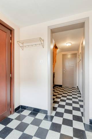 Deze stevige driegevelwoning (type bel-étage) bevindt zich in een vreedzame woonwijk, op wandelafstand van het centrum van Groot-Bijgaarden en op slechts enkele minuten van de Brusselse Ring. De ideale match voor wie vlot woon-werkverkeer wil combineren met rust!De indeling van de woning:Gelijkvloers: Een uitnodigende inkomhal, een ruime garage en een praktische wasplaats/berging met directe toegang tot de mooie, gezellige tuin.Eerste verdieping: Een lichtrijke, L-vormige woonkamer met een sfeervolle open haard en een aangrenzende, compacte half-ingerichte keuken.Tweede verdieping: Drie slaapkamers (twee grote en één kleinere die perfect kan dienen als babykamer of thuiskantoor) en een badkamer uitgerust met een ligbad.Zolder: Bereikbaar via een uittrekbare trap. Deze ruimte biedt de mogelijkheid om, mits de nodige aanpassingen, omgevormd te worden tot een extra volwaardige slaapkamer of hobbyruimte.Bestuursmaatregelen in het maatregelenregister: nee
