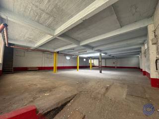 <p><span>Informatie handelspand</span></p><p><span>Op Twee Netenstraat 70 te Antwerpen bieden wij dit veelzijdige magazijncomplex te huur aan als één geheel of opsplitsbaar. Het pand beschikt over een totale oppervlakte van circa 800 m², verdeeld over twee verdiepingen van elk ongeveer 400 m². Het gelijkvloerse magazijn is voorzien van een afsluitbare toegangspoort, een plafondhoogte van circa 3 meter en biedt tal van mogelijkheden voor opslag, atelier of andere professionele doeleinden. De eerste verdieping is bereikbaar via een ruime oplopende ramp en beschikt eveneens over circa 400 m² magazijnruimte. Ook deze verdieping kan afzonderlijk worden afgesloten. Het complex beschikt daarnaast over een gemeenschappelijke, afgesloten inrit met poort en een buitenruimte die flexibel kan worden ingevuld, bijvoorbeeld als parkeerruimte of voor opslag. Bent u op zoek naar een opvallend en veelzijdig handelspand op een centrale locatie in Antwerpen? Neem dan contact met ons op via 03 257 55 55 of office@ccimmo.be.</span></p><p><span>Indeling:</span></p><ul><li><span>Totale oppervlakte van ca. 800 m², verdeeld over twee magazijnruimtes van elk ca. 400 m².</span></li><li><span>Gelijkvloerse magazijnruimte met een plafondhoogte van ca. 3 m en toegang via een afsluitbare poort.</span></li><li><span>Eerste verdieping bereikbaar via een ruime oplopende ramp, eveneens met een oppervlakte van ca. 400 m².</span></li><li><span>Gemeenschappelijke afgesloten inrit met poort. </span></li><li><span> </span></li></ul><p><span> </span></p><p><span>Huur Informatie</span></p><ul><li><span>Huurprijs: particulieren 2.800 EUR/maand + alg. kosten. (Elektriciteit)</span></li><li><span>Huurprijs: Zakelijk 3.200 EUR/maand + alg. kosten (Onroerende voorheffing + elektriciteit)</span></li><li><span>Per direct beschikbaar!</span></li></ul><p><span> </span></p><ul><li><span>Waarborg: 6 maanden </span></li></ul><ul><li><span>Ingaande plaatsbeschrijving te betalen door huurder en verhuurder: 230 EUR excl. BTW per partij.</span></li></ul><ul><li><span>Bemiddelingsvergoeding vastgoedkantoor te betalen door de huurder: 15% van de jaarhuur excl. BTW. </span></li></ul><p><span> </span></p><p><span>Gebouw</span></p><ul><li><span>Voorgevel met een automatische toegangspoort, eenvoudig te bedienen via afstandsbediening.</span></li><li><span>De poort biedt een rechtstreekse en praktische toegang tot het magazijn vanaf de straatzijde. </span></li></ul><p><span> </span></p><p><span>Ligging</span></p><ul><li><span>Gelegen in Antwerpen-Noord, met een vlotte verbinding naar de belangrijkste invalswegen.</span></li><li><span>Centrale ligging, ideaal voor opslag en professionele activiteiten. </span></li></ul><p><span> </span></p><p><span>*De informatie in deze prospect is ter informatieve titel: de kandidaat-huurders moeten hun eigen zaak maken van het verkrijgen, controleren en interpreteren van deze informatie.</span></p>